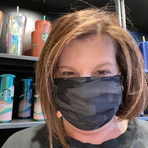 Meet your Posher, Larissa